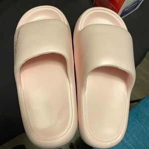 Christian Siriano Pink Slides Med olay